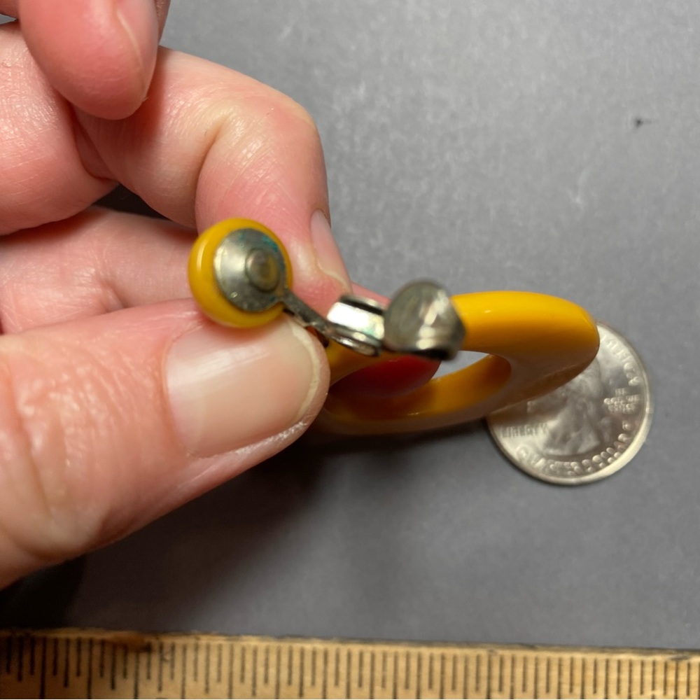 Vintage Bakelite butterscotch yellow clip mod earrings - Picture 5 of 6